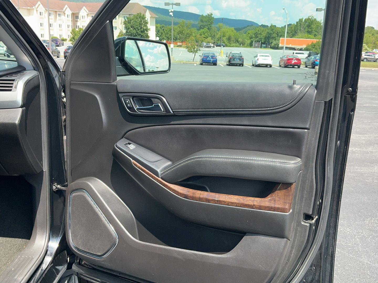 Used 2018 Chevrolet Tahoe LS AWD/4WD image 28