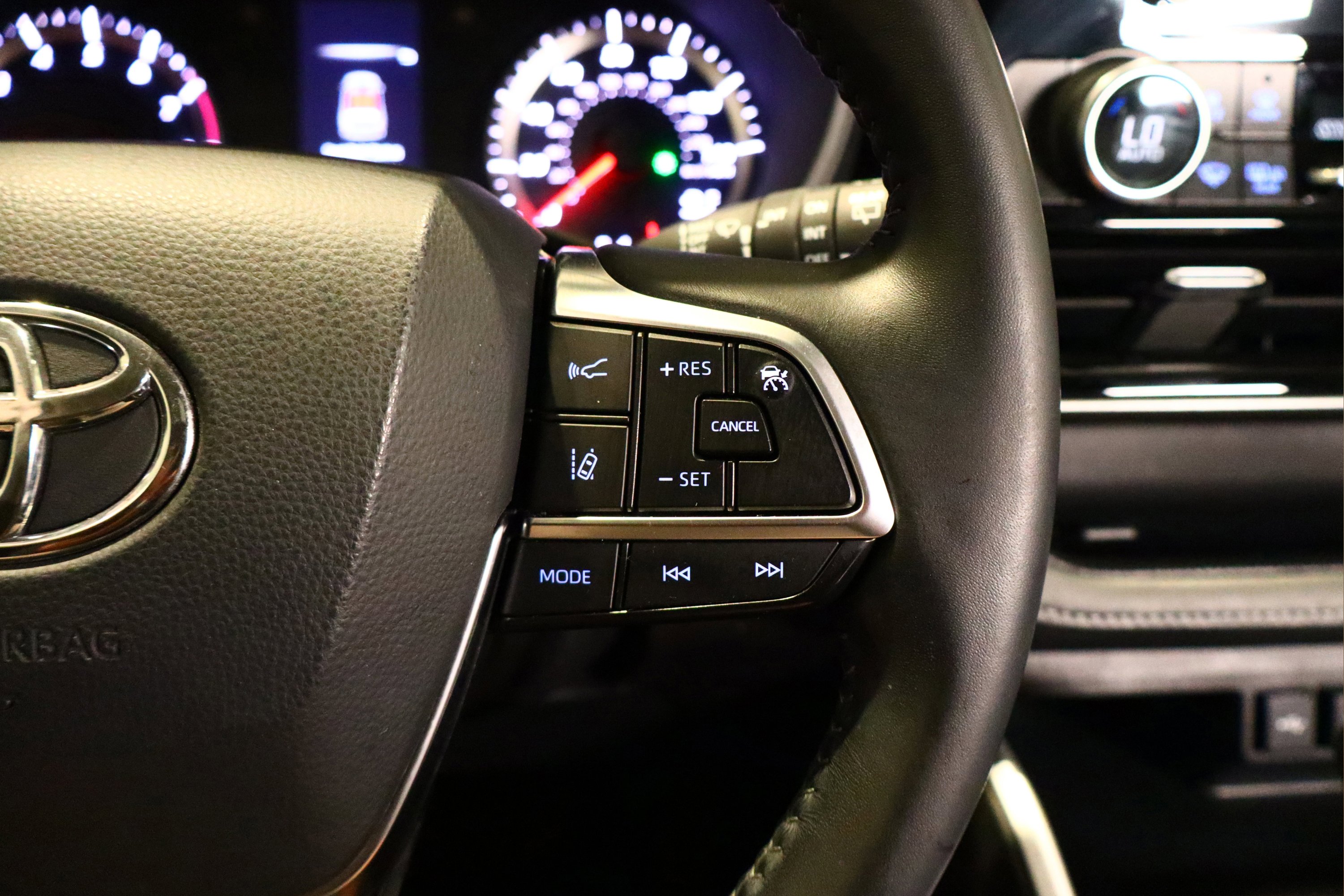 Used 2020 Toyota Highlander LE image 12