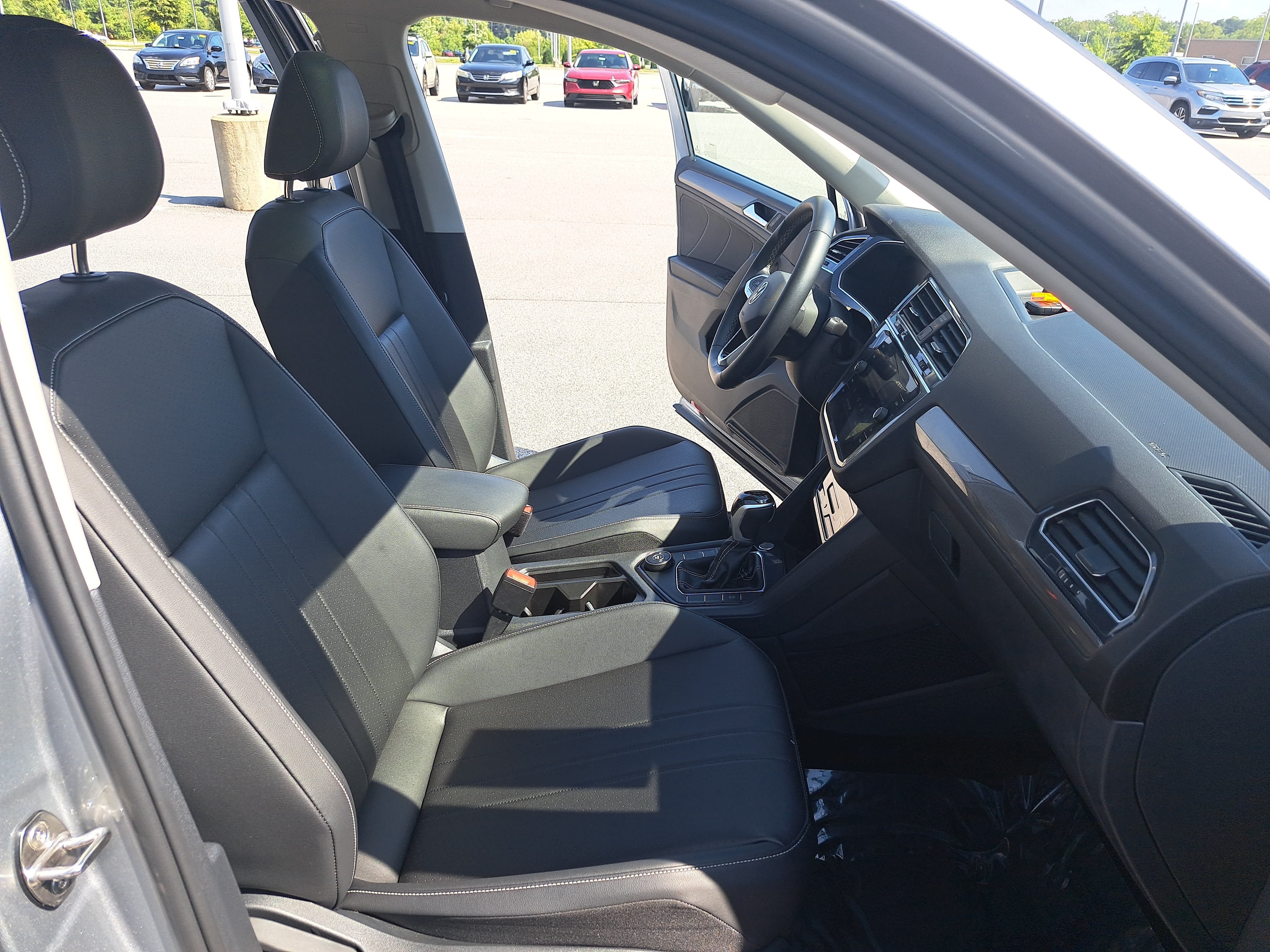 Certified 2023 Volkswagen Tiguan SE w/ Panoramic Sunroof Package AWD/4WD image 10