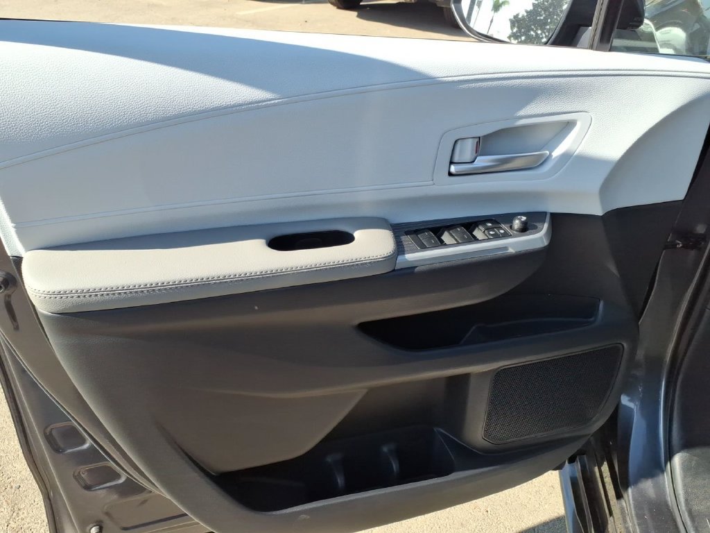 Used 2025 Toyota Sienna XLE FWD image 17