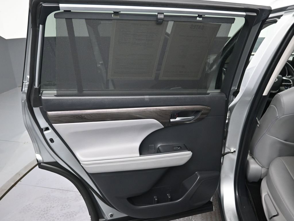 Used 2023 Toyota Highlander Limited image 34
