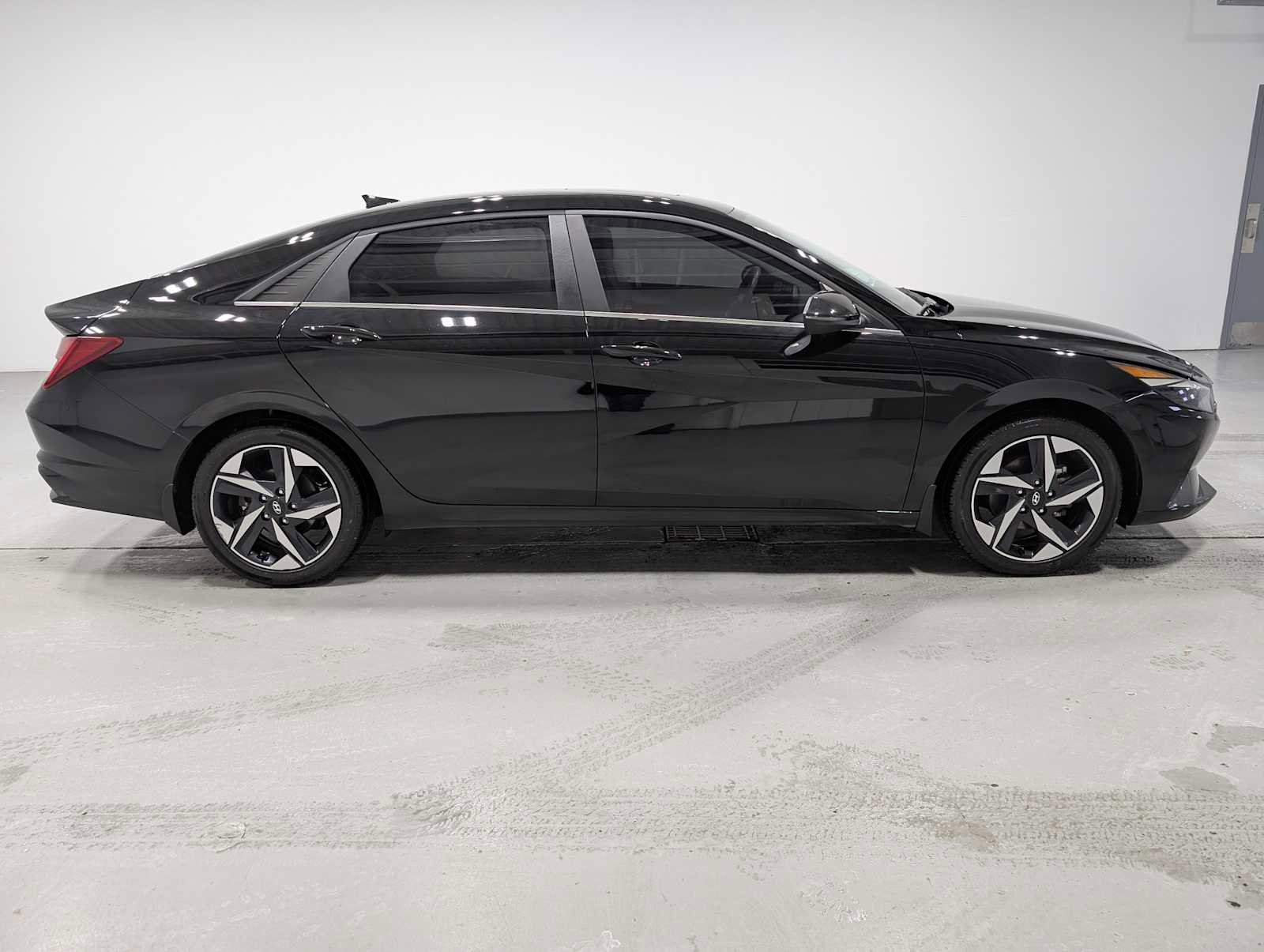 Used 2023 Hyundai Elantra Limited w/ Cargo Package image 7