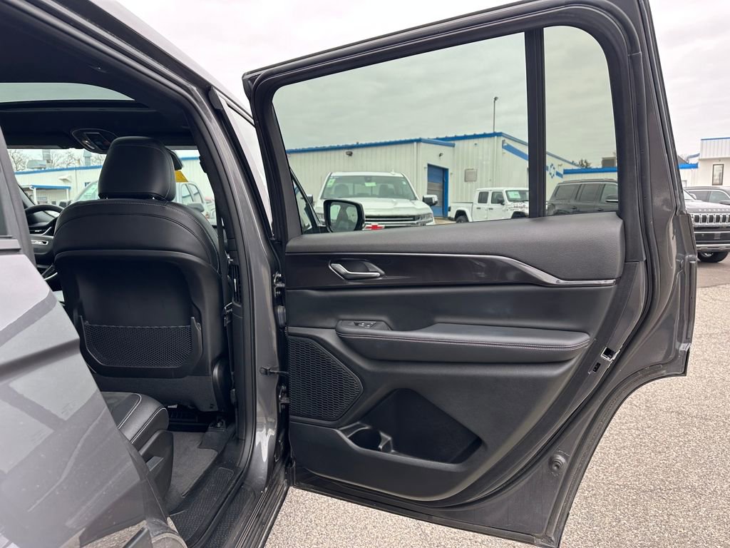 Used 2023 Jeep Grand Cherokee L Laredo image 17