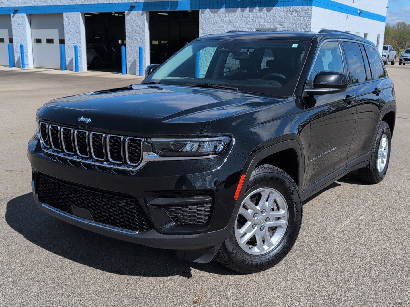 Used 2023 Jeep Grand Cherokee Laredo AWD/4WD image 13