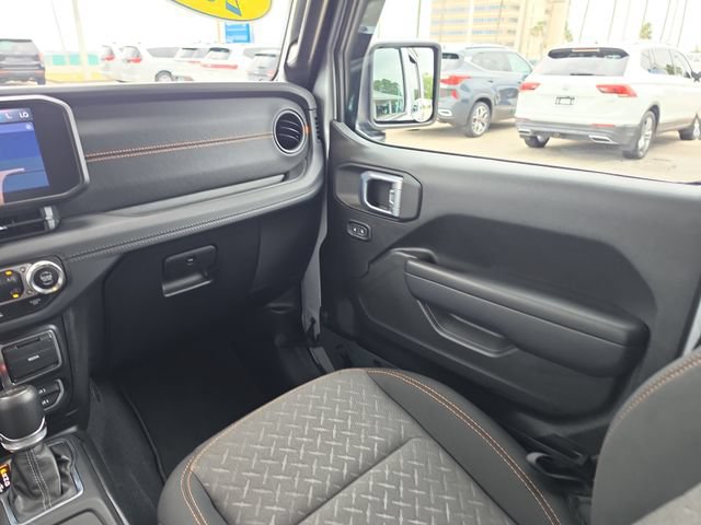 Used 2024 Jeep Gladiator Mojave w/ Technology Group AWD/4WD image 9