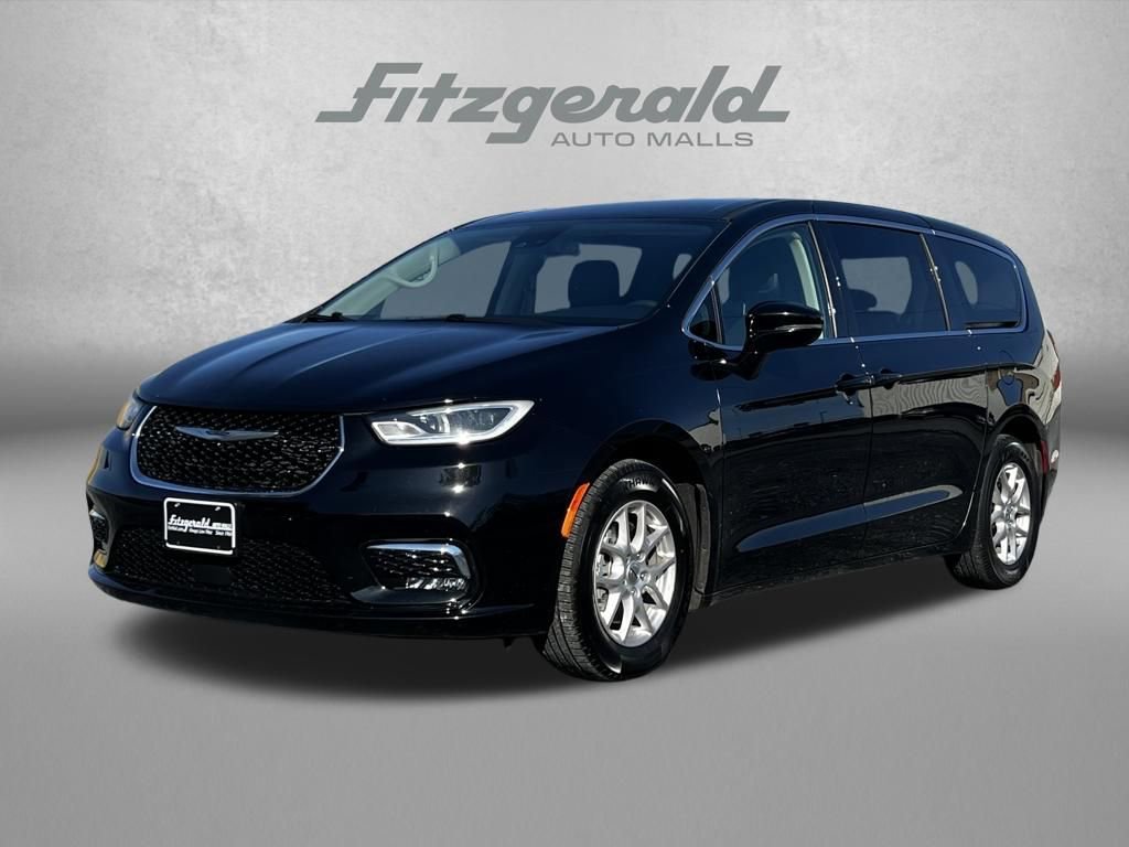 Used 2024 Chrysler Pacifica Touring-L image 2