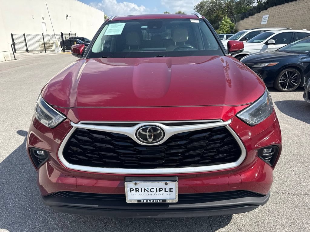 Used 2022 Toyota Highlander XLE FWD image 2