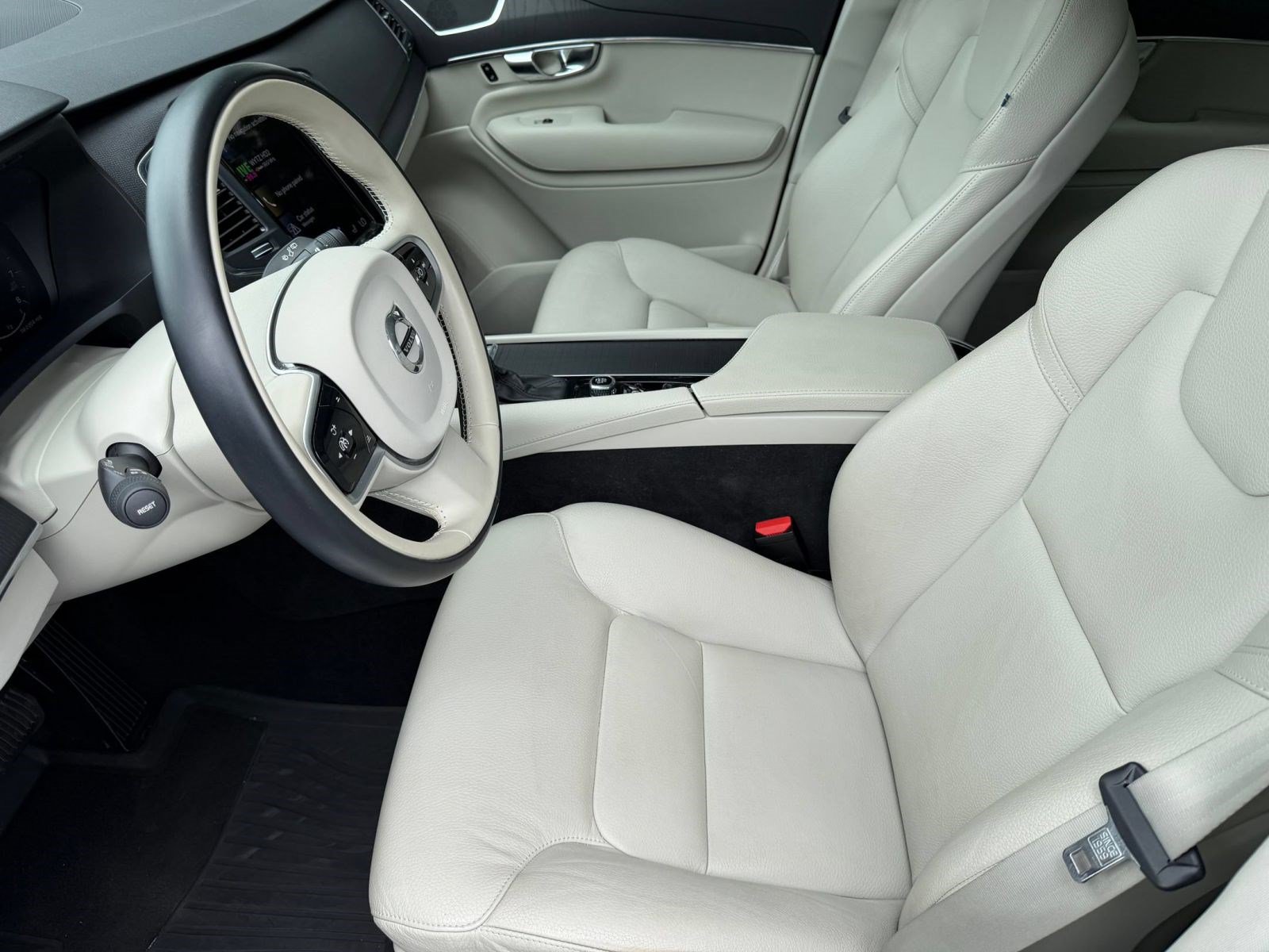 Used 2020 Volvo XC90 T5 Momentum w/ Protection Package AWD/4WD image 5