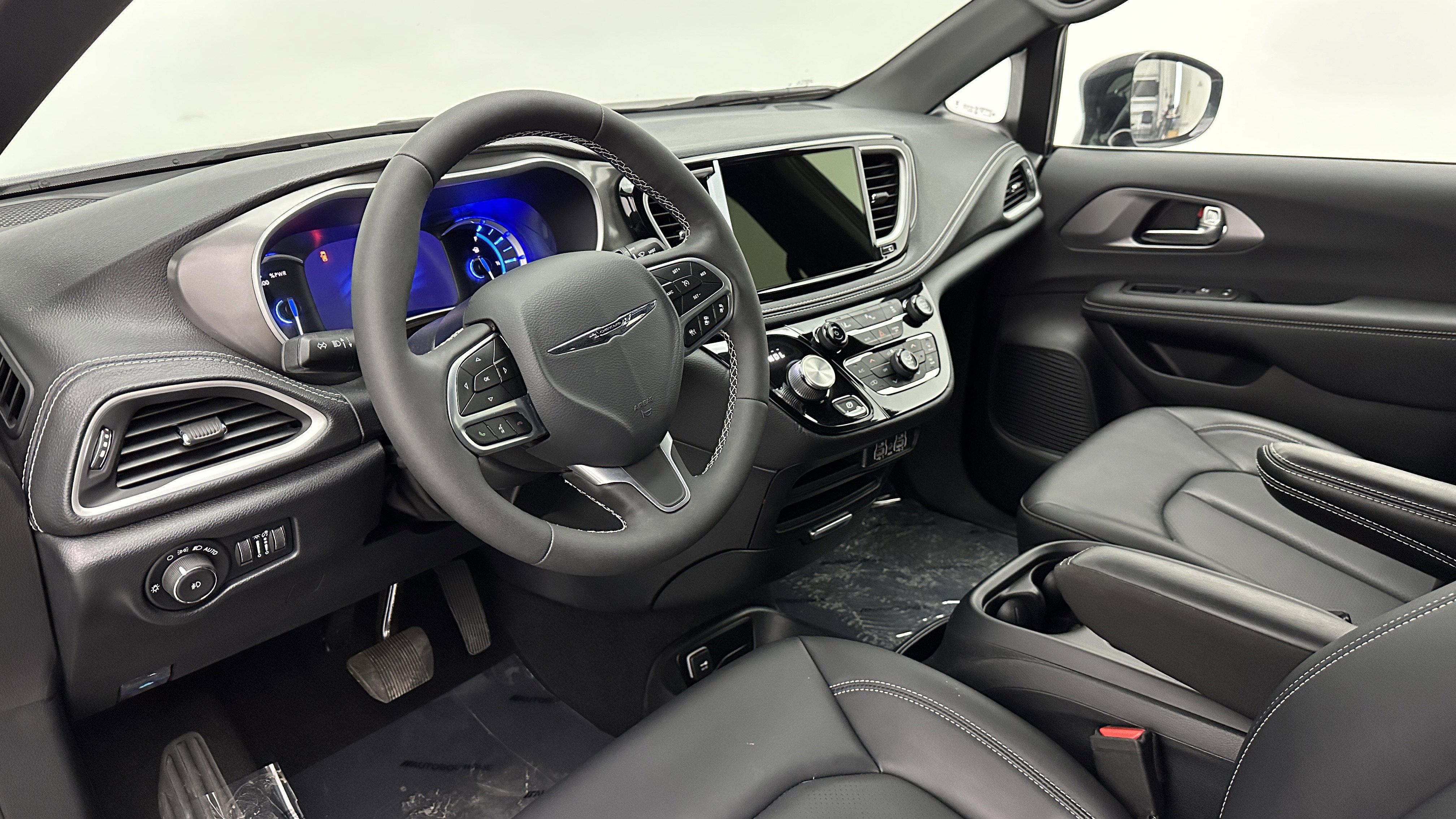 Used 2025 Chrysler Pacifica Select image 8