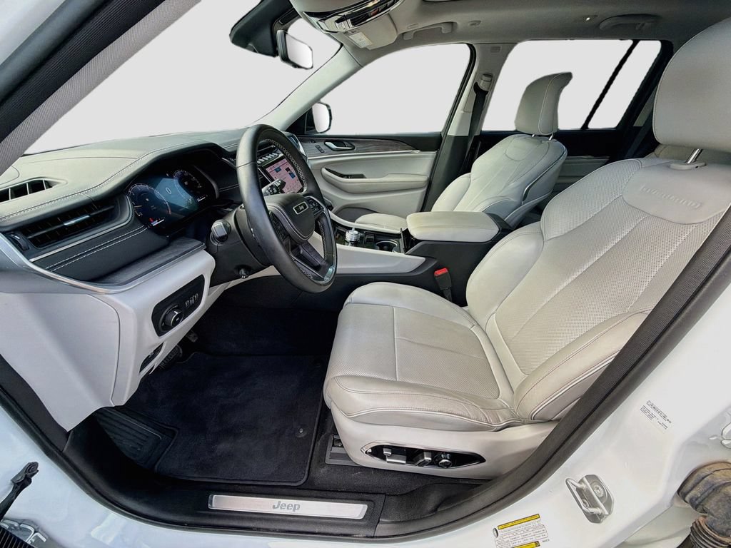 Used 2022 Jeep Grand Cherokee Overland w/ Luxury Tech Group IV AWD/4WD image 25