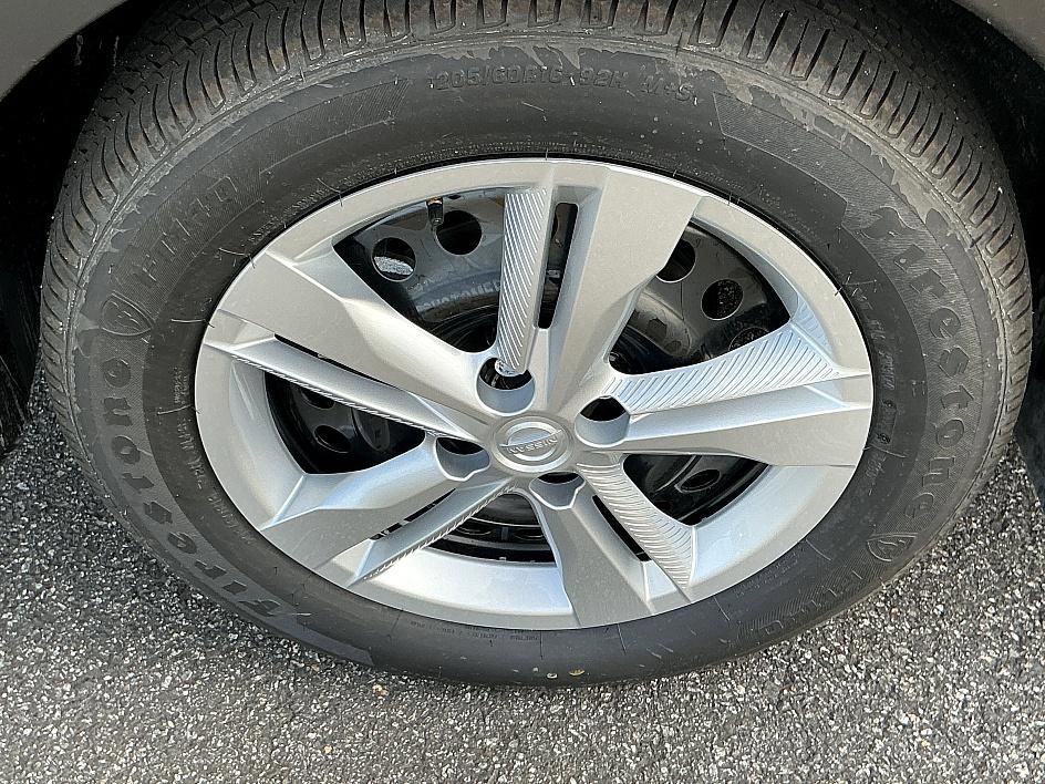 New 2025 Nissan Kicks S image 9