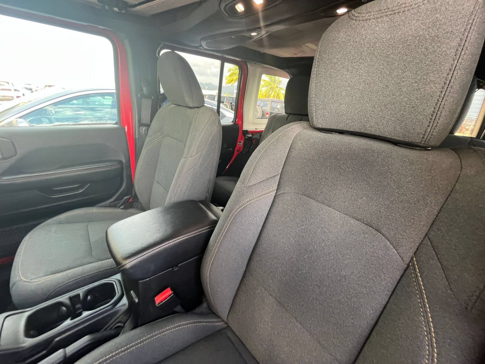 Used 2025 Jeep Wrangler Unlimited Sahara AWD/4WD image 35