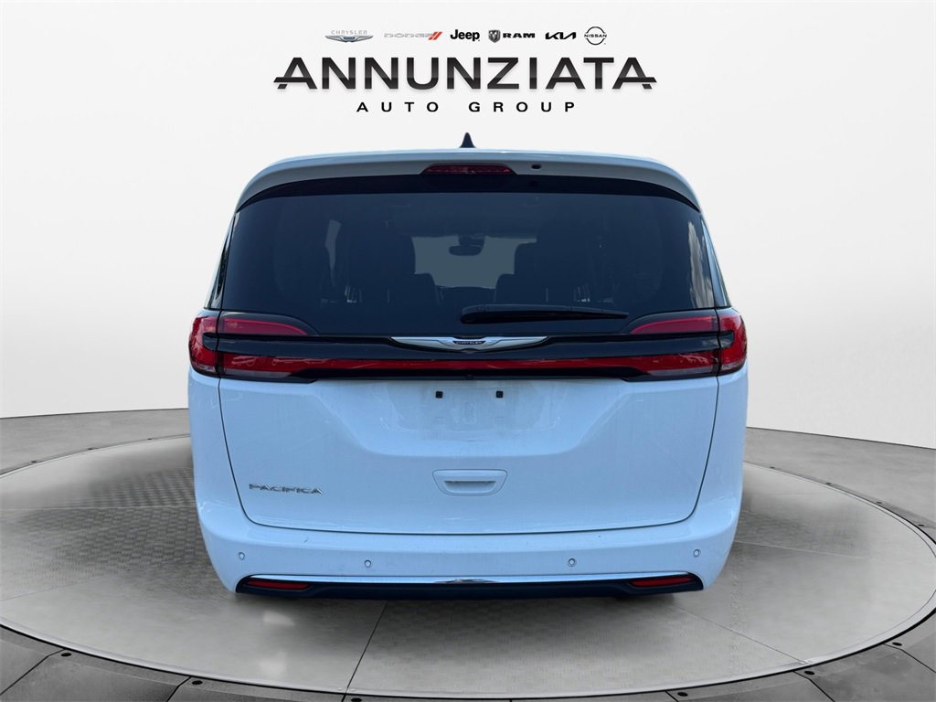 Certified 2023 Chrysler Pacifica Touring-L image 4