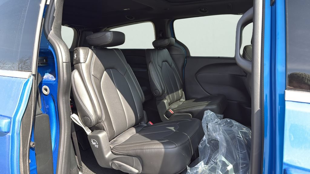 New 2026 Chrysler Pacifica Select AWD/4WD image 12