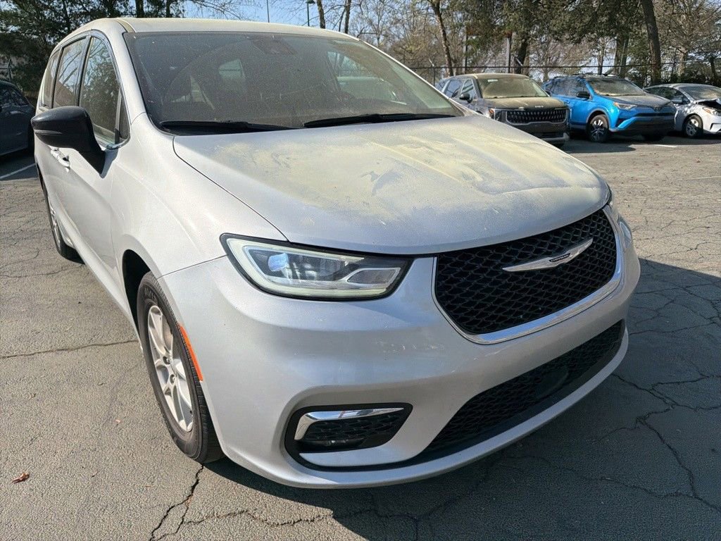 Used 2024 Chrysler Pacifica Touring-L image 3