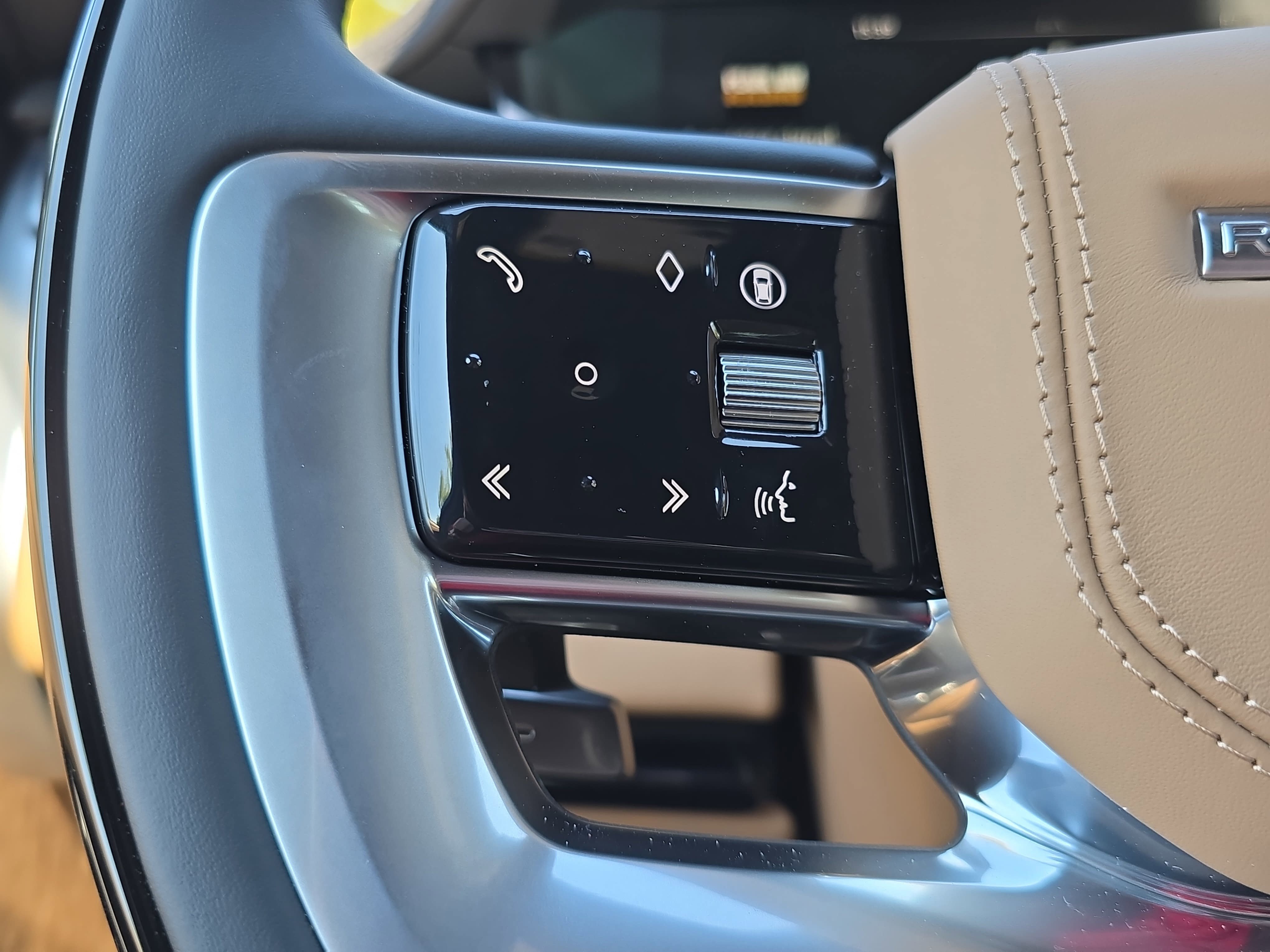 New 2026 Land Rover Range Rover Long Wheelbase SE AWD/4WD image 17