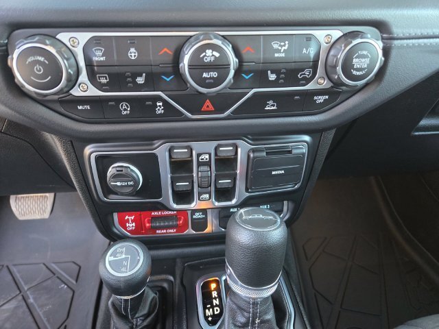 Used 2025 Jeep Gladiator Mojave w/ Convenience Group AWD/4WD image 17