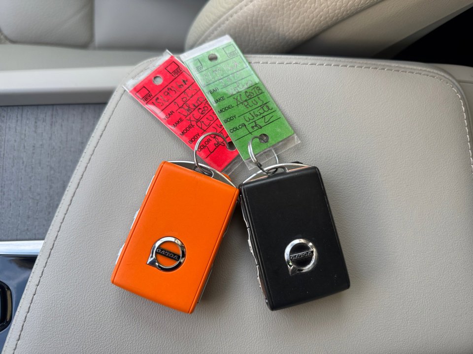 Used 2023 Volvo XC60 T8 Plus w/ Protection Package Premier image 38