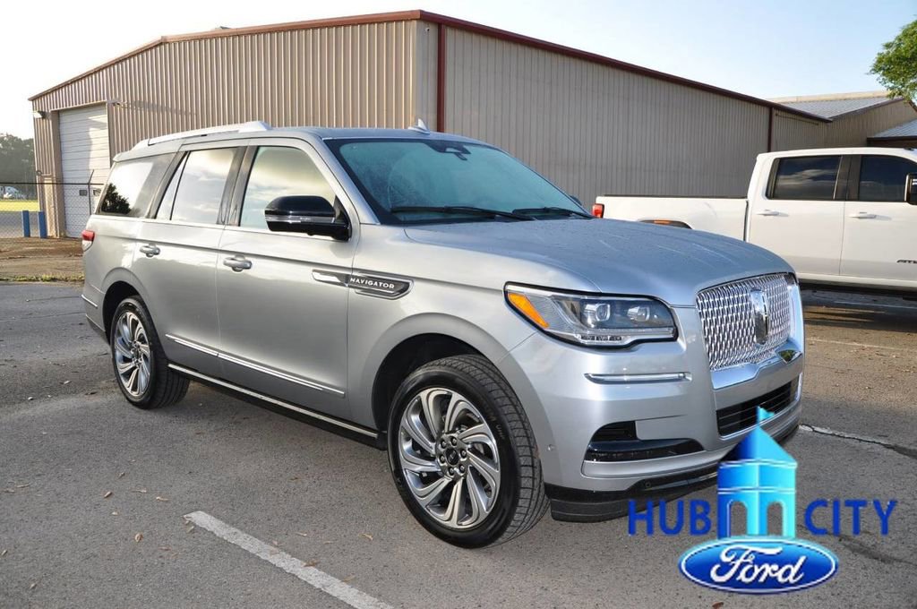 Used 2023 Lincoln Navigator Reserve image 7