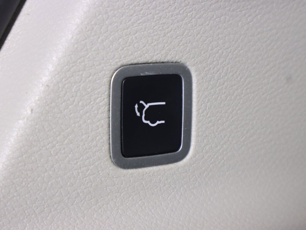 Used 2022 Chrysler Voyager LX image 34