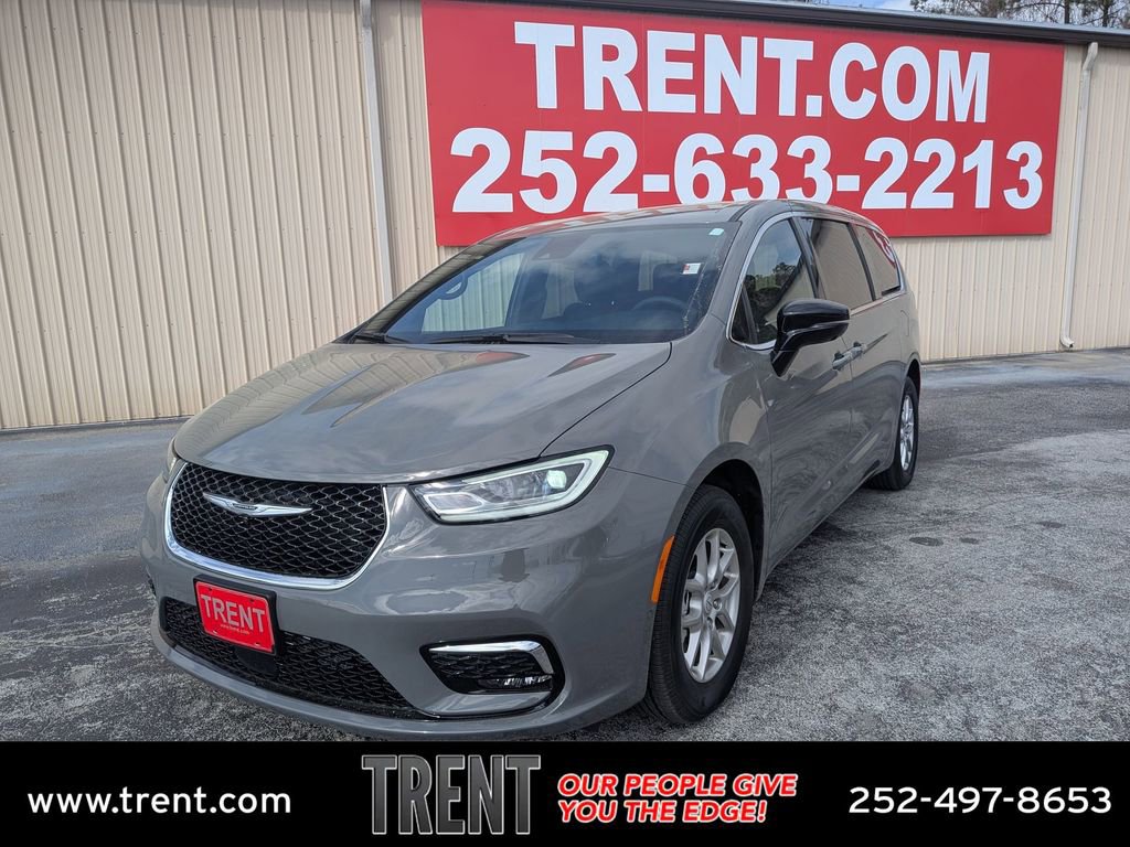 Used 2025 Chrysler Pacifica Select