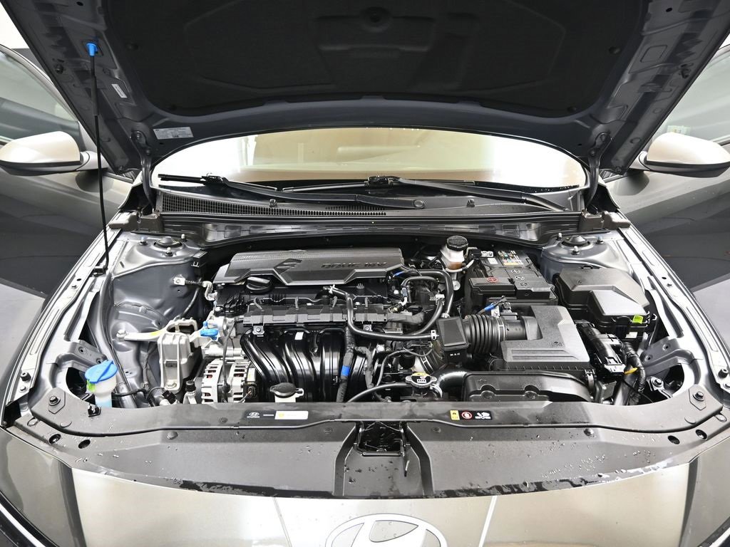 Certified 2025 Hyundai Elantra SE image 9
