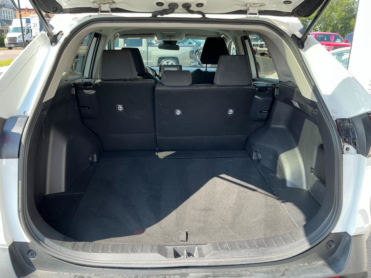 Used 2021 Toyota RAV4 LE AWD/4WD image 17