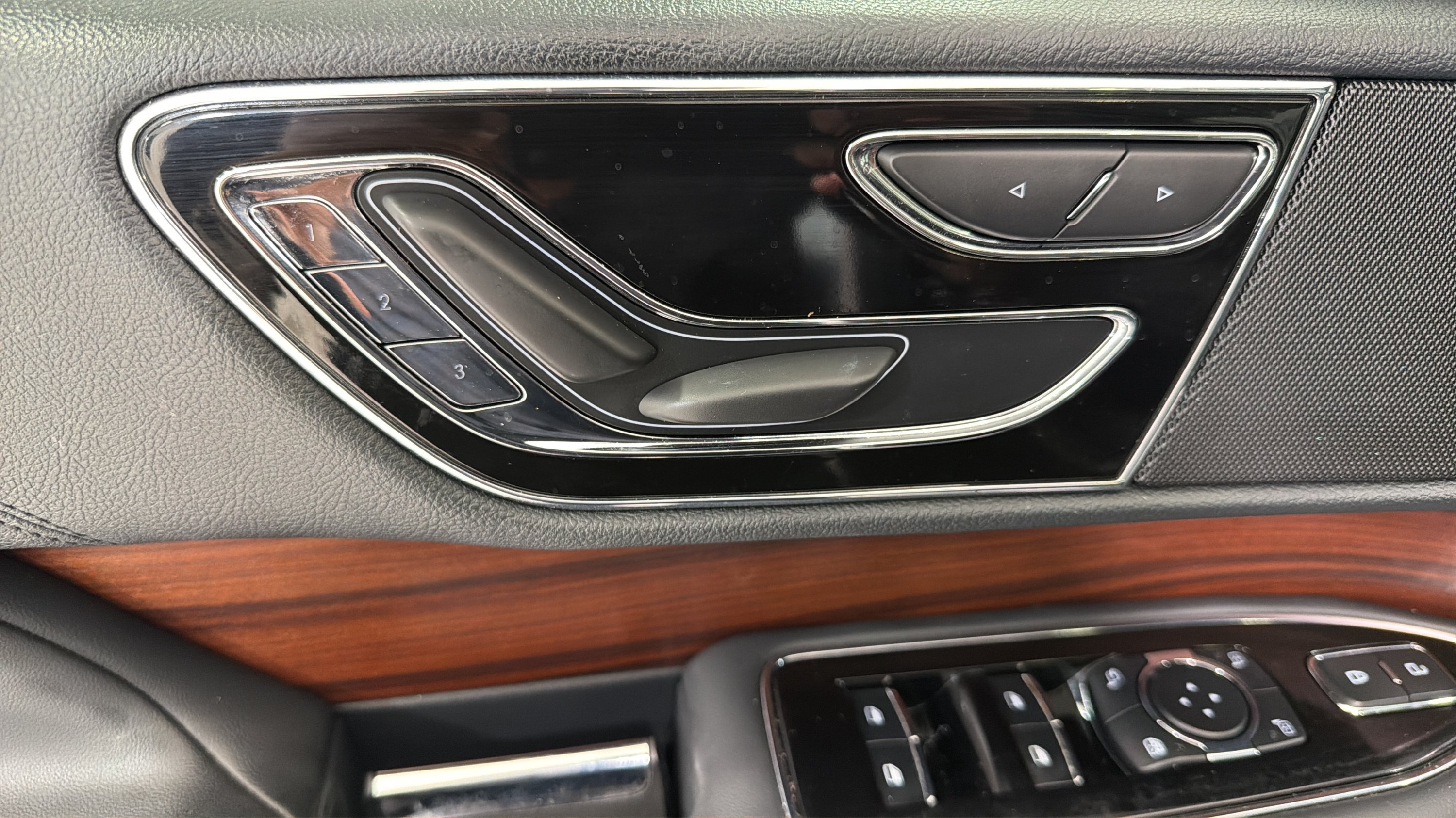 Used 2023 Lincoln Navigator 4WD image 10