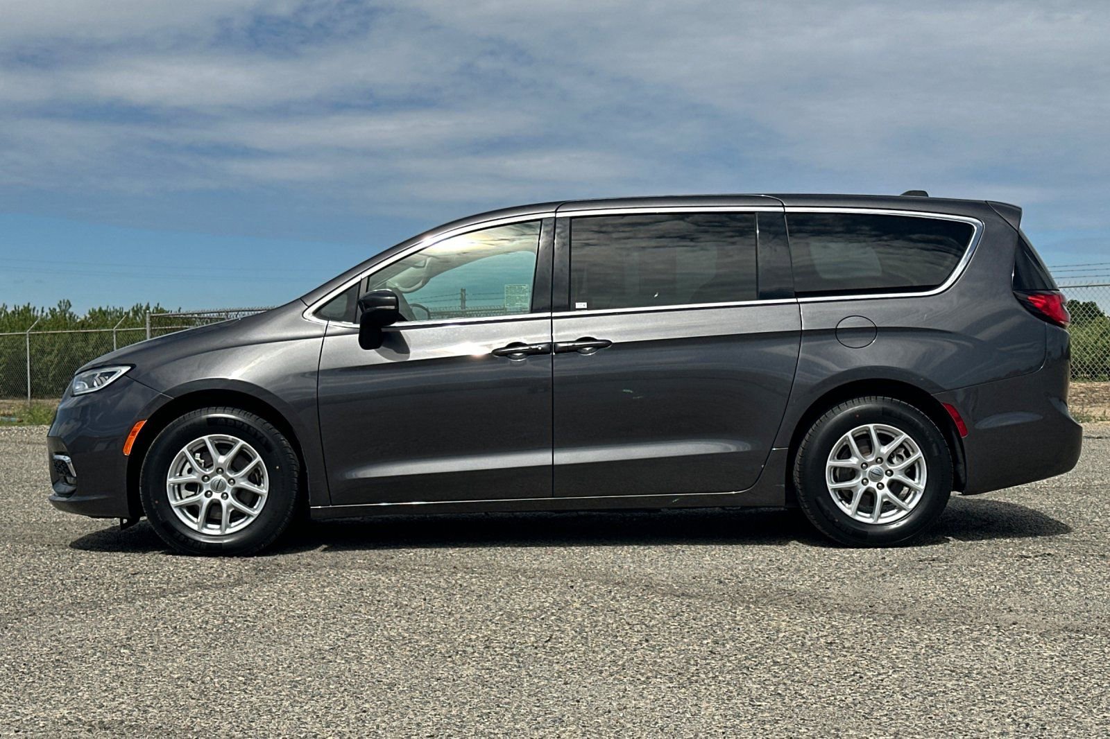 Used 2023 Chrysler Pacifica Touring-L FWD image 3
