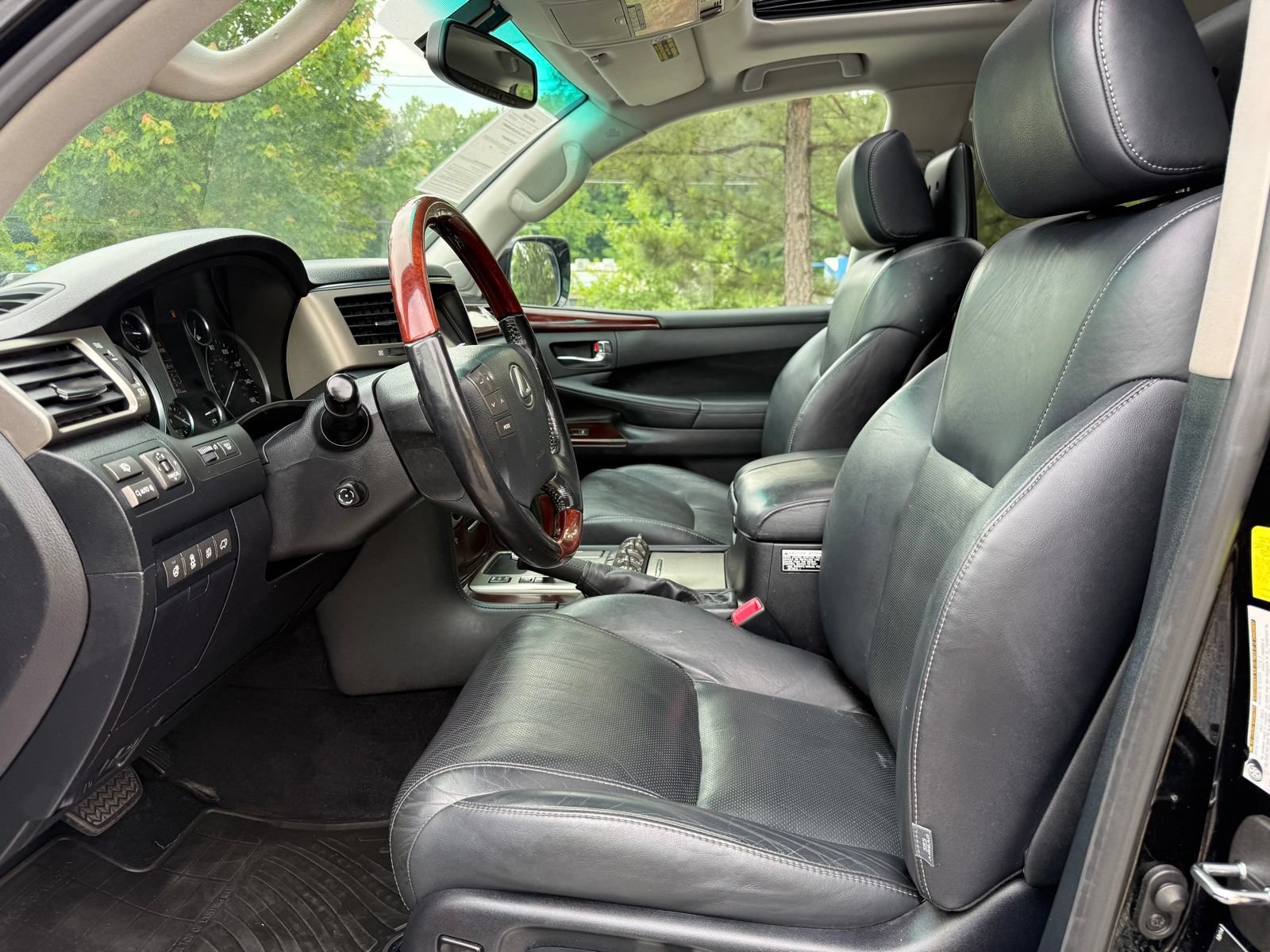 Used 2015 Lexus LX 570 4WD w/ Luxury Package image 32