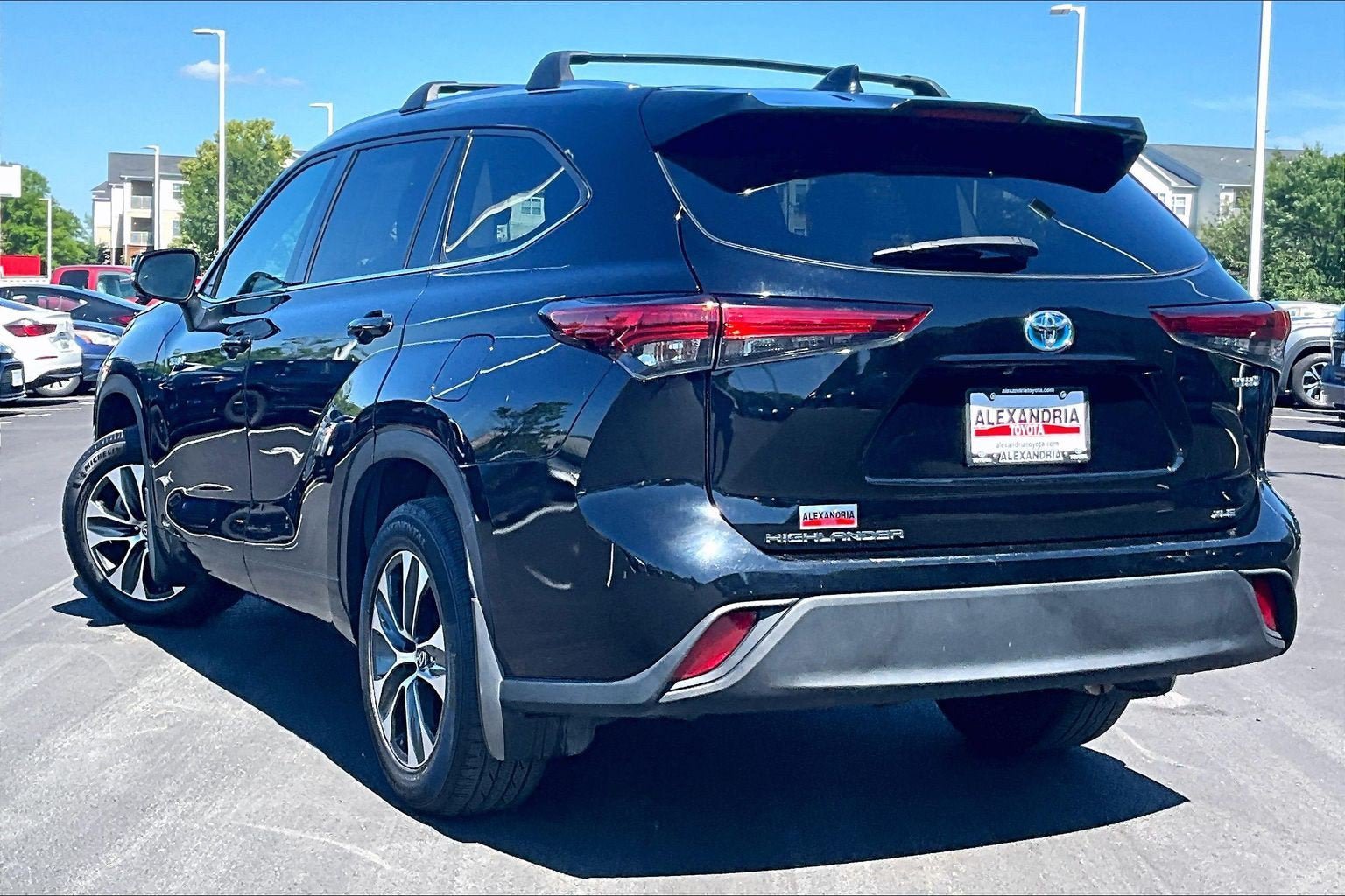 Used 2021 Toyota Highlander XLE AWD/4WD image 11