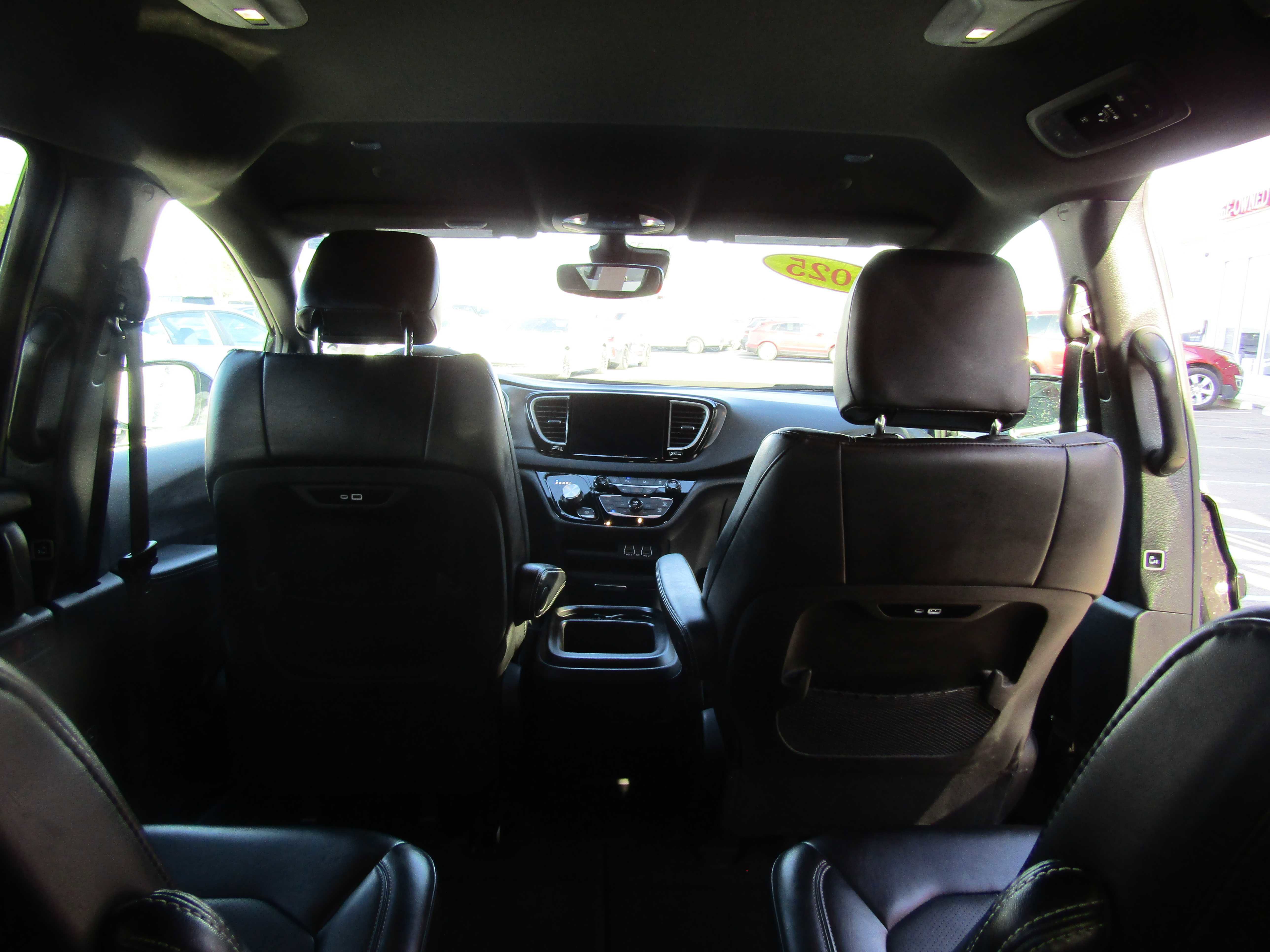 Used 2025 Chrysler Pacifica Select image 25