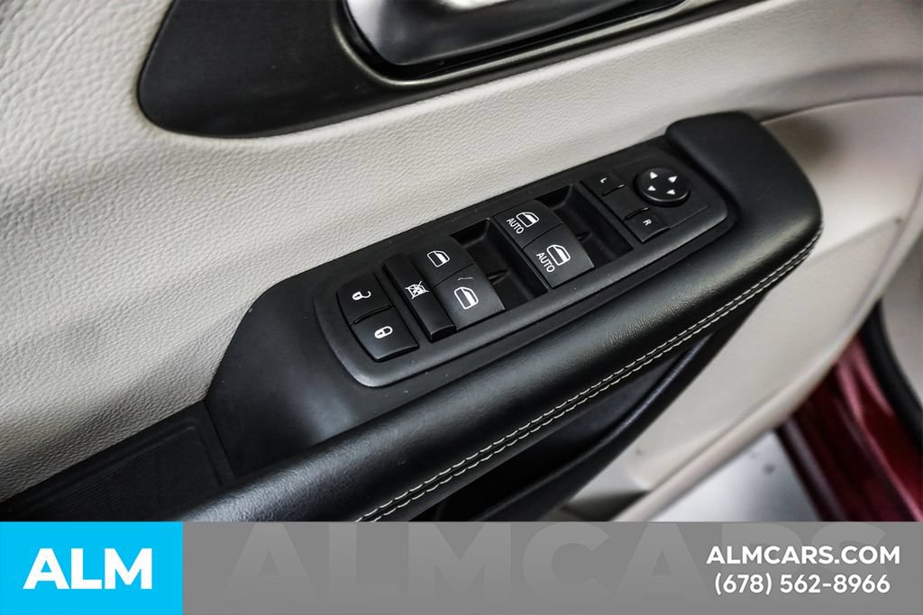Used 2023 Chrysler Pacifica Touring-L FWD image 40