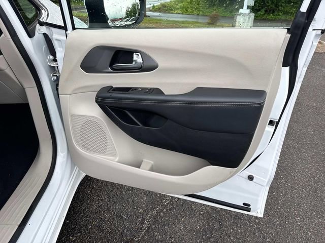 Used 2023 Chrysler Pacifica Touring-L FWD image 24