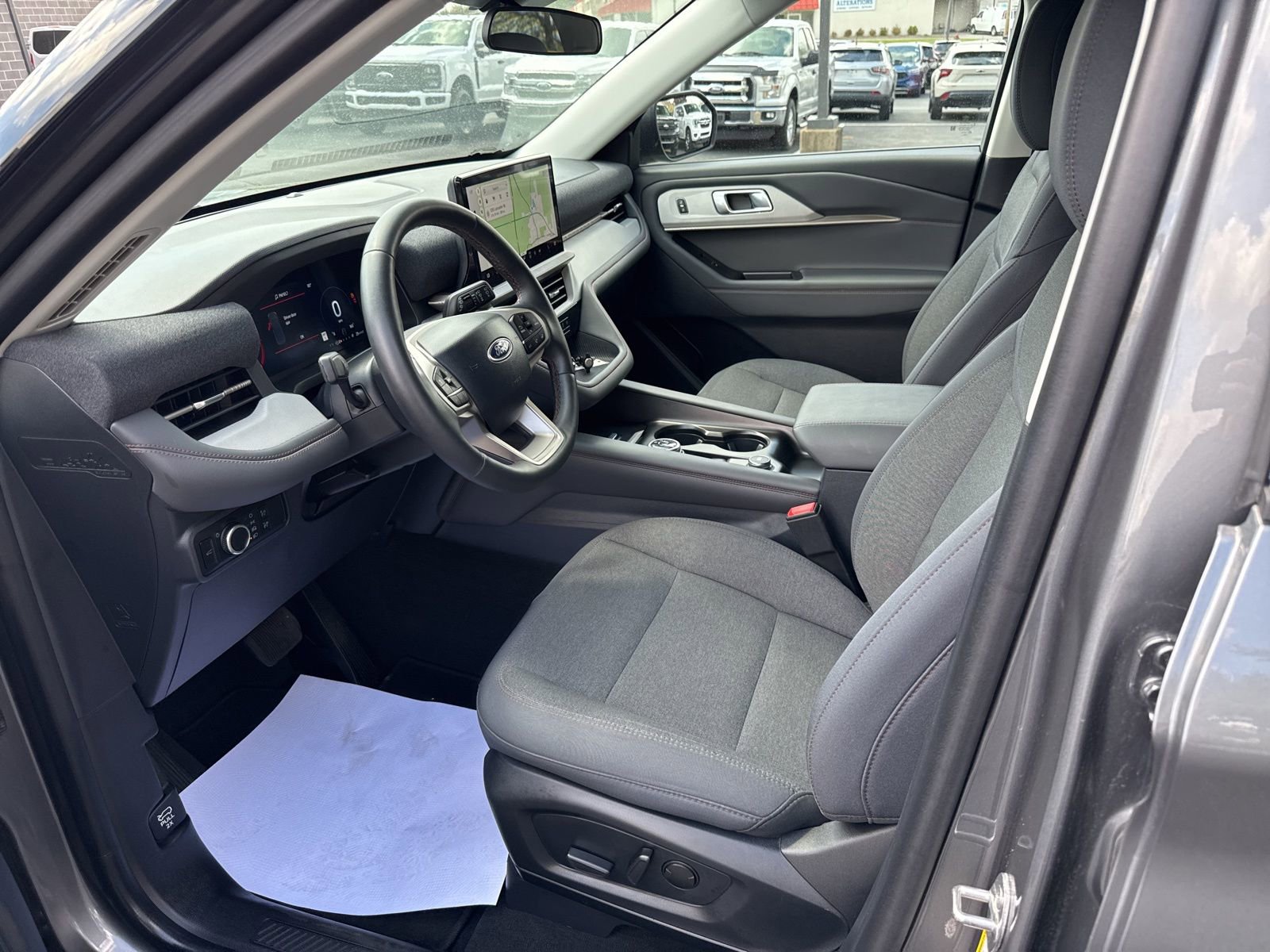 Used 2025 Ford Explorer Active AWD/4WD image 22
