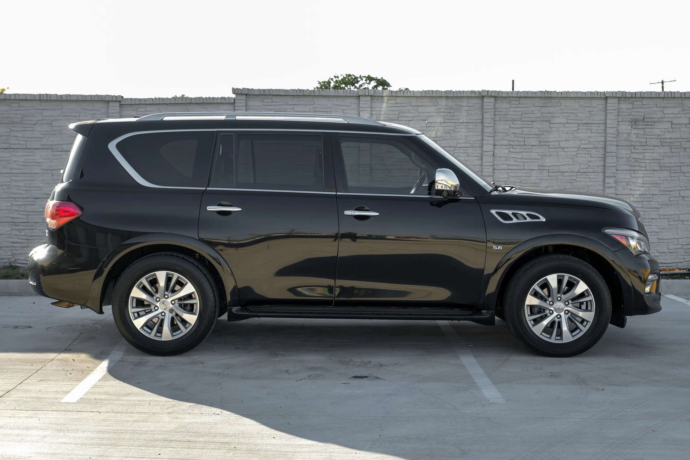Used 2016 INFINITI QX80 4WD w/ Deluxe Technology Package image 7