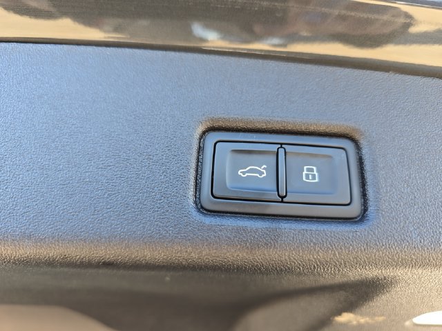 Certified 2025 Audi Q5 Premium w/ Convenience Package AWD/4WD image 13