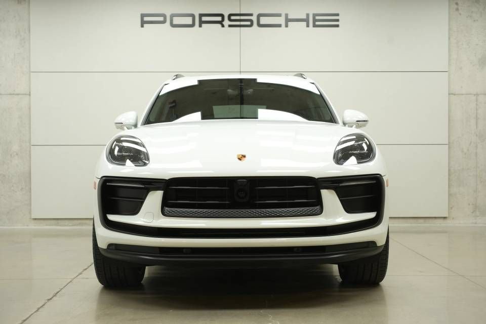 Certified 2026 Porsche Macan AWD/4WD image 11
