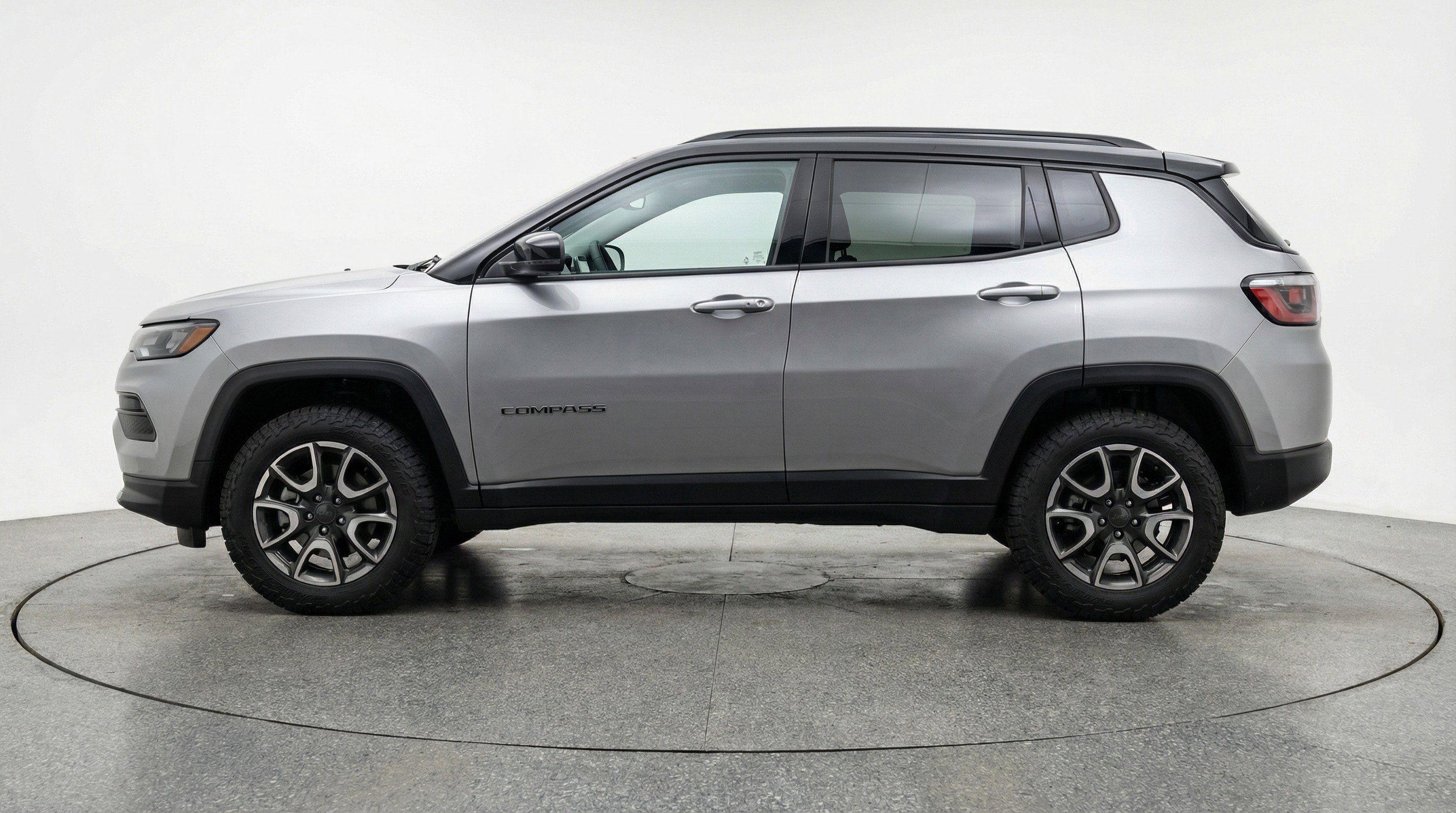 Used 2025 Jeep Compass Trailhawk image 5