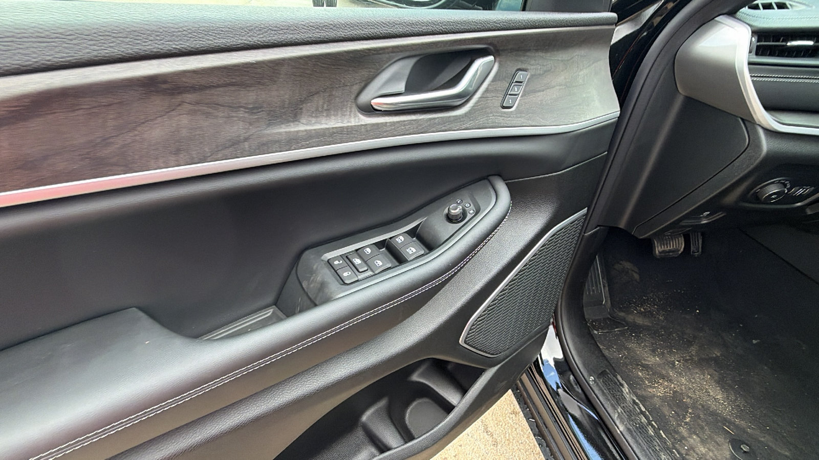 New 2026 Jeep Grand Cherokee L Limited w/ Limited Altitude Package AWD/4WD image 16