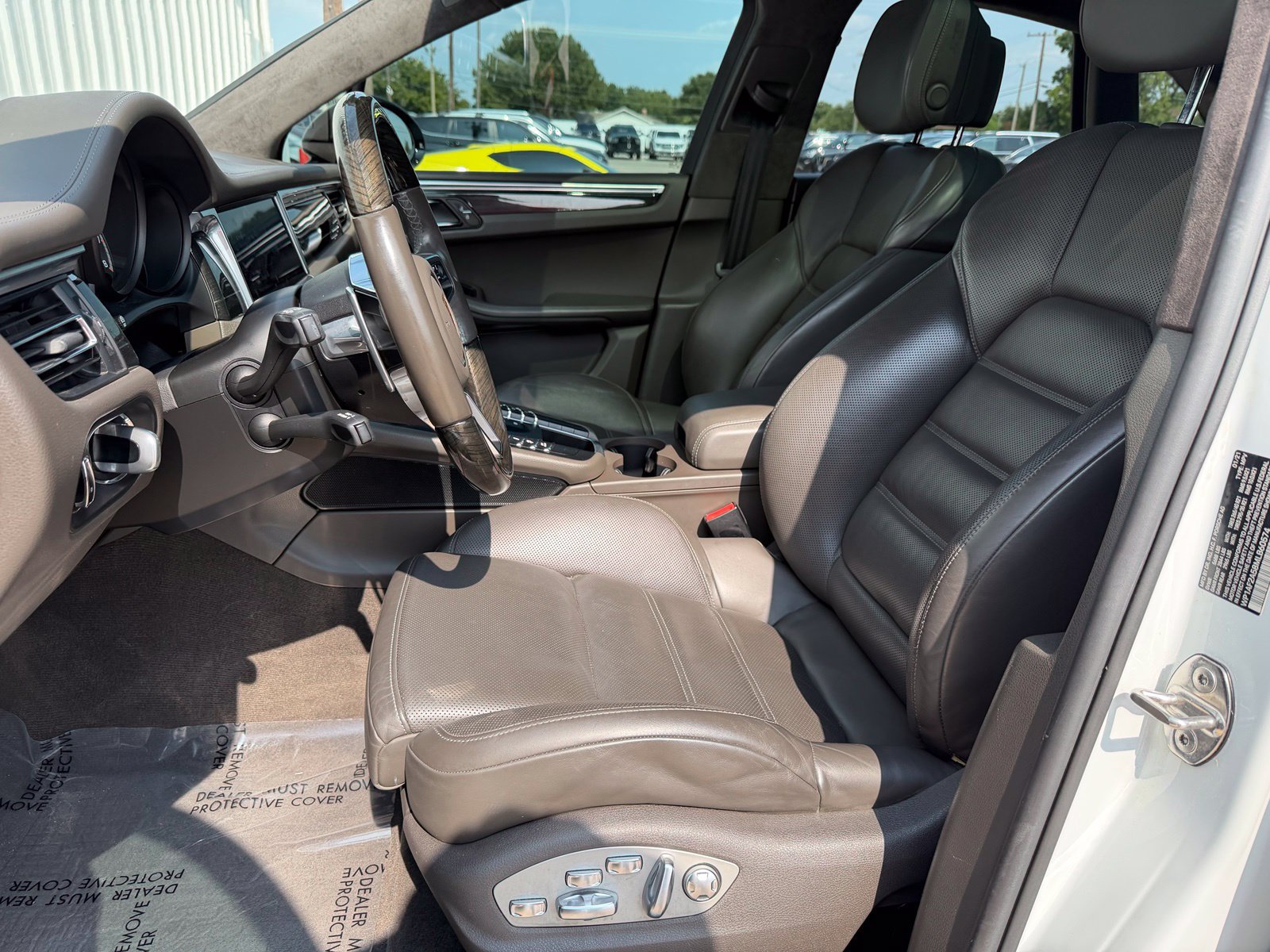 Used 2021 Porsche Macan Turbo AWD/4WD image 19
