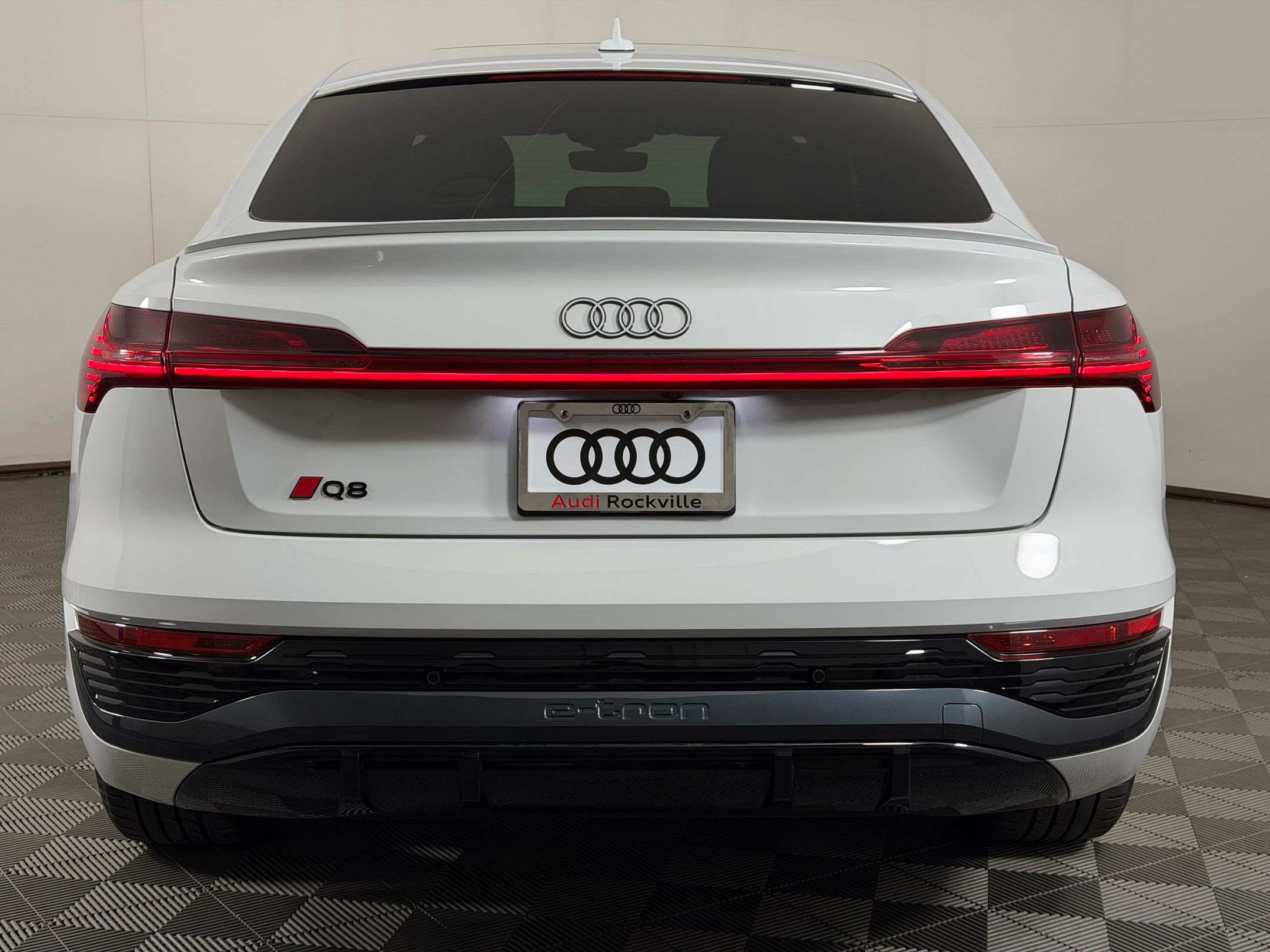 Used 2024 Audi Q8 e-tron Premium Plus w/ Premium Plus Package AWD/4WD image 10