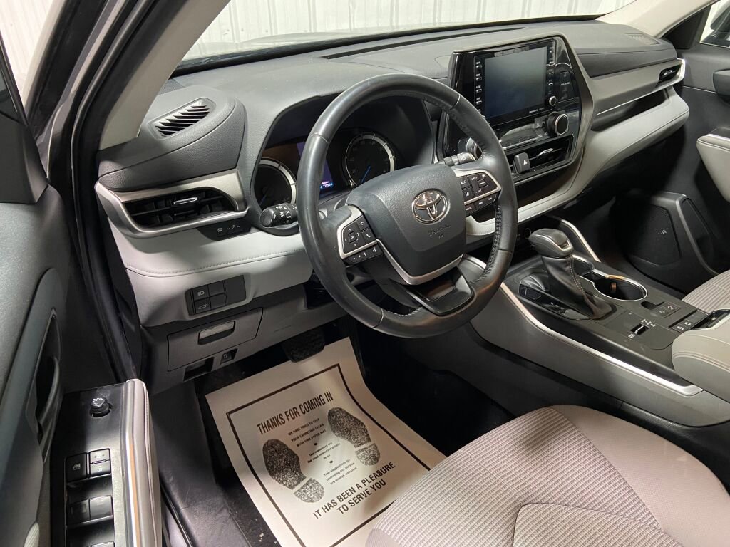 Used 2022 Toyota Highlander LE image 6