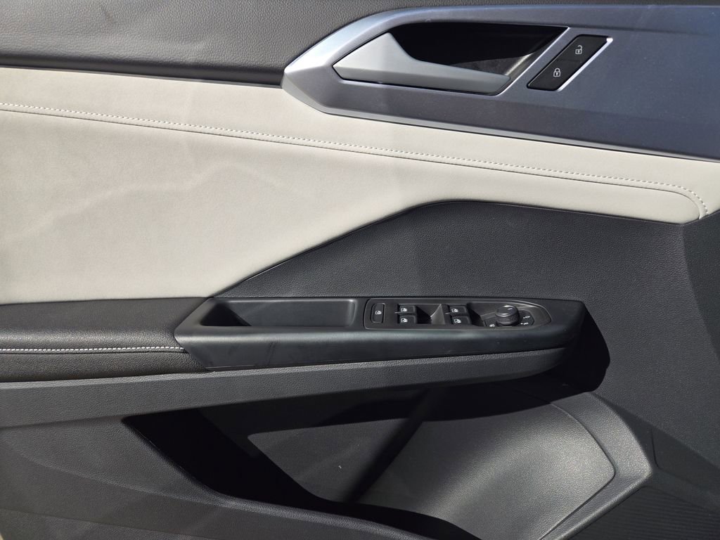 New 2026 Volkswagen Taos SE image 18