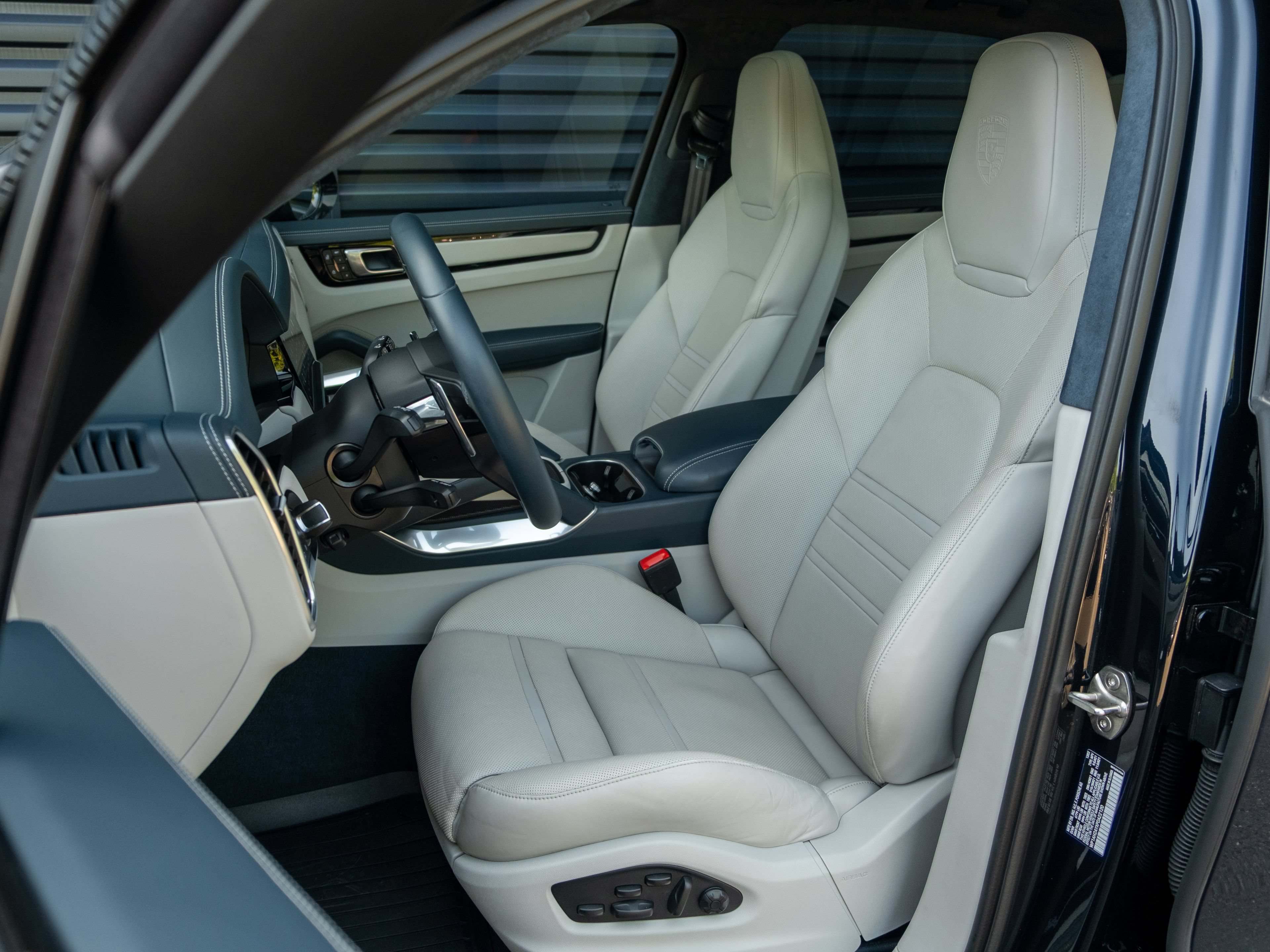 Certified 2023 Porsche Cayenne Turbo S AWD/4WD image 5