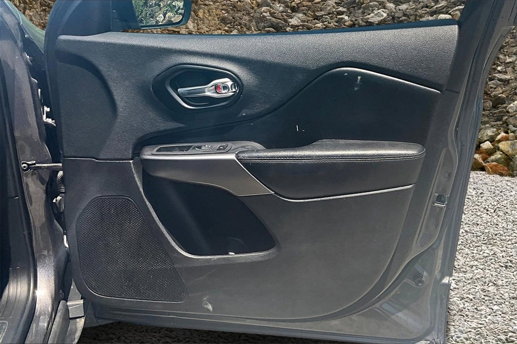 Used 2021 Jeep Cherokee Limited image 18