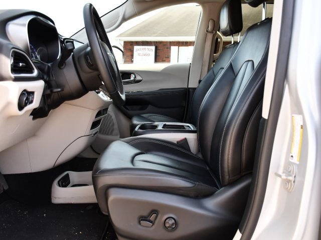 Used 2024 Chrysler Pacifica Touring-L image 12