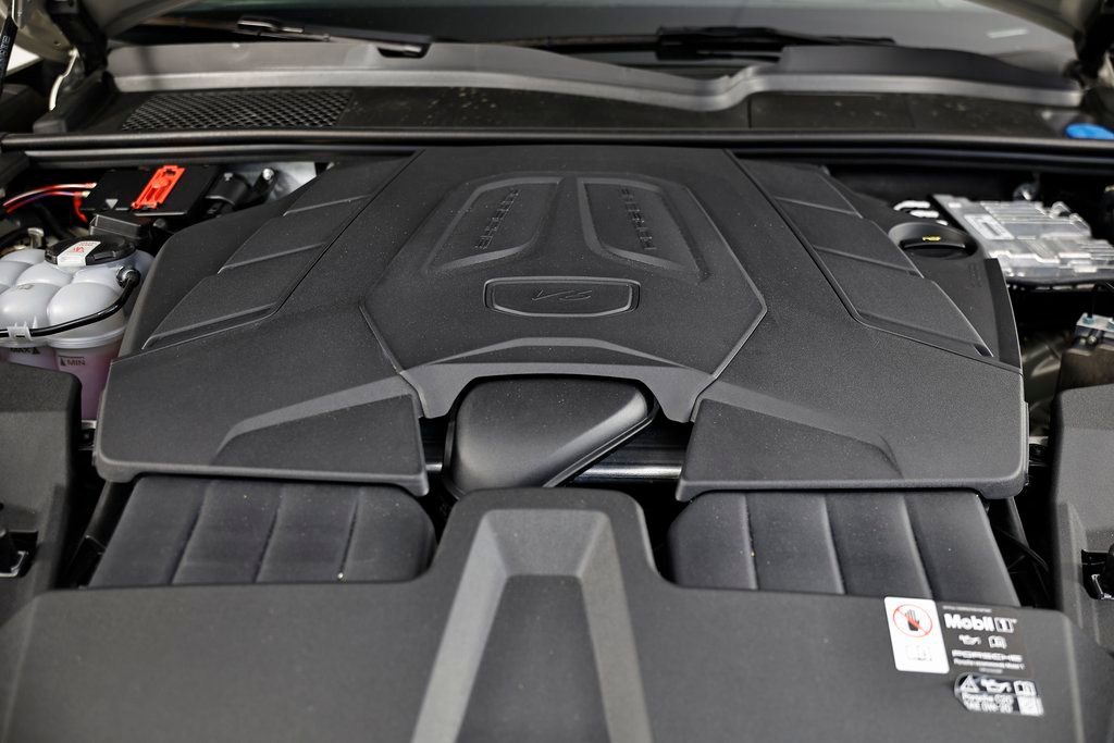 Certified 2025 Porsche Cayenne AWD/4WD image 34