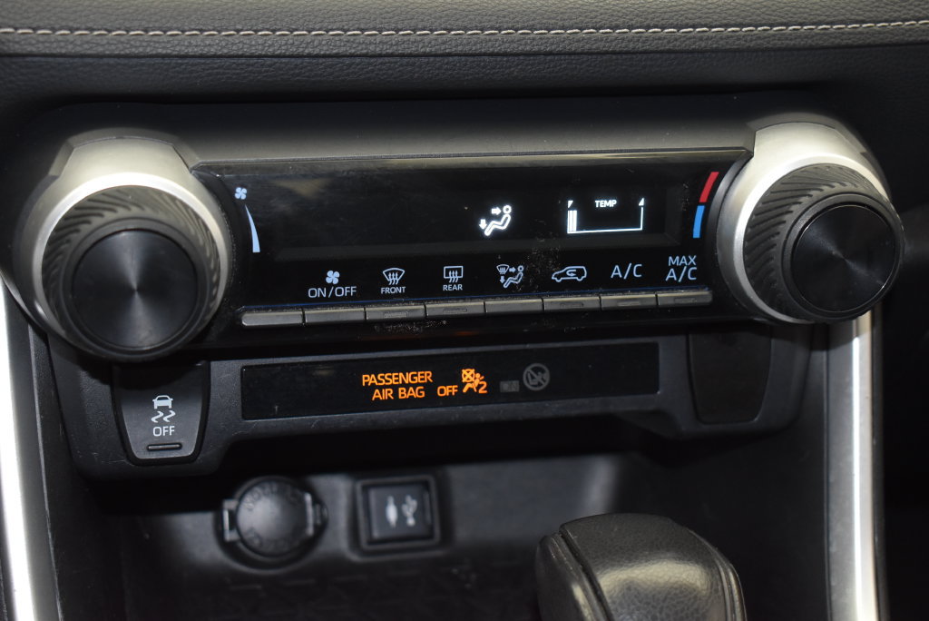 Used 2019 Toyota RAV4 LE FWD image 18