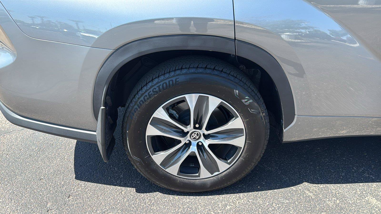 Used 2026 Toyota Highlander XLE AWD/4WD image 11